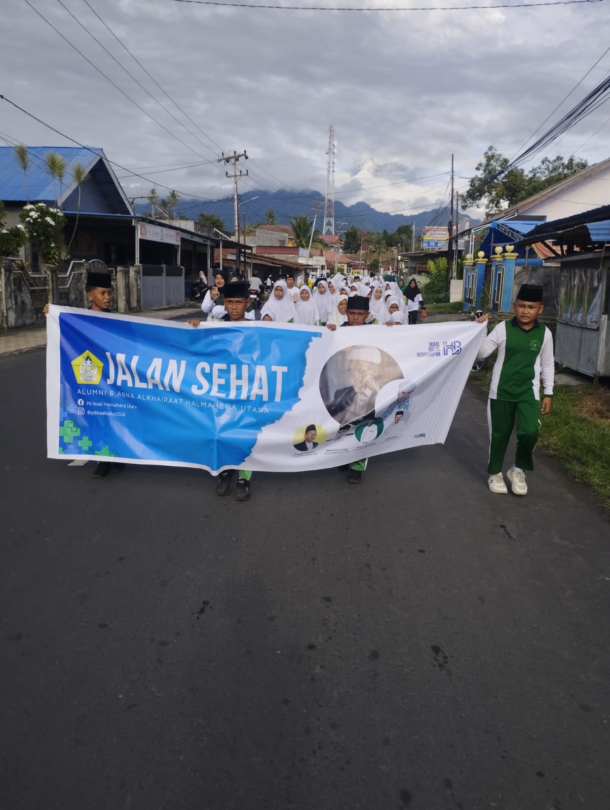 Alumni dan Siswa Alkhairaat Halmahera Utara Gelar Jalan Sehat